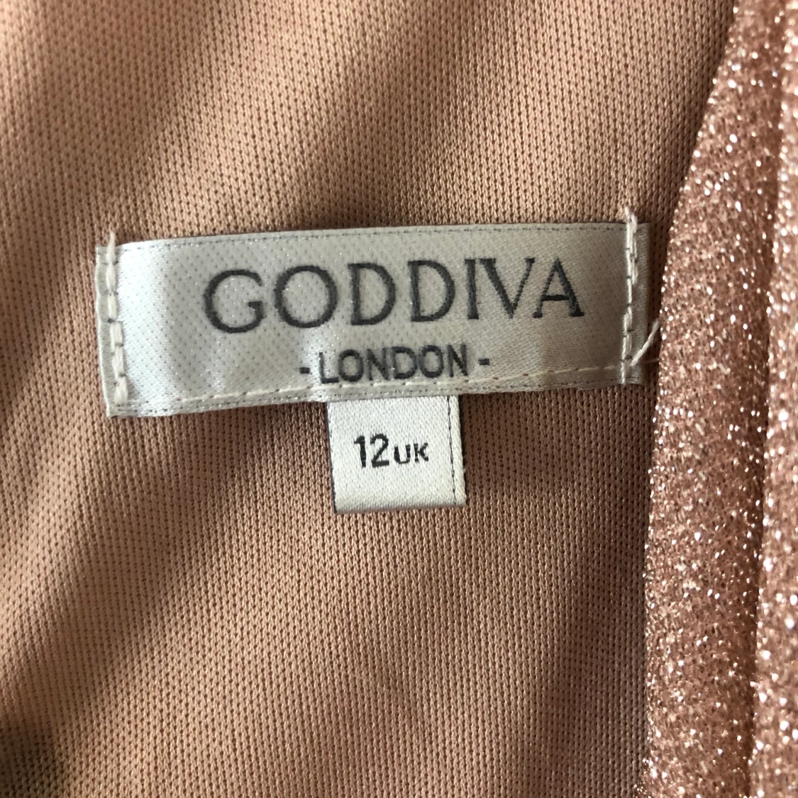 Glittrig balklänning  - 91