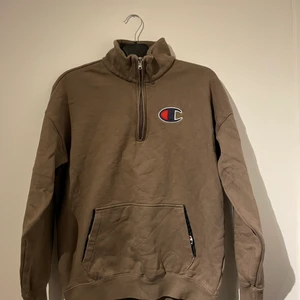 Champion half zip hoodie - En chanpion half zip hoodie som har använts 1-2 gånger väldigt bra skick 9,5/10