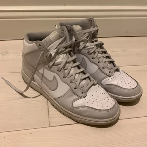 Nike Dunk High Vast Grey - Storlek 45, haft dem i ungefär 1,5 år men har inte använts jättemycket. Skorna är i väldigt bra skick och de är knappast creesade. Tvättar skorna innan du får dem. Möts helst i Stockholm men skulle kunna frakta dem. Kontakta mig på 0764176166 om du är intresserad 