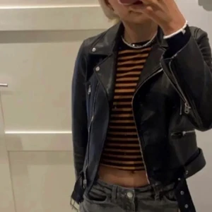 Zara skinnjacka  - Säljer nu min fina skinnjacka från zara. Köpt på Plick i somras men i väldigt bra skick och kvalitet. Inga defekter. Köparen står för frakten. ( lånad bild, första, har egna bilder) 💕