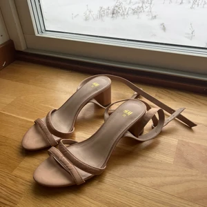 Låga beiga klackar, använt 1gång - Från h&m. Använd 1 gång, har 2 par går samma storlek. Går att få billigare om man vill ha båda eller andra varor från min sida