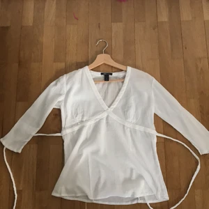 Tröja  - Säljer denna jättesöta toppen/ blus. Man kan spänna den hur mycket man vill då det är snören där back, super fint att ha ett linne under 🦋