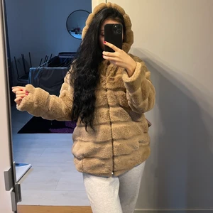 Fuskpäls jacka - En fin jacka i fuskpäls från Madlady i storlek S. Den är slutsåld på hemsidan. Använd ett få antal gånger men är i bra skick. 