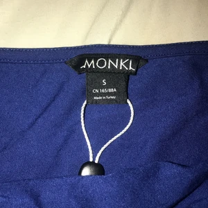 Monki ”tank top” - Mörk blå tank top från monki
