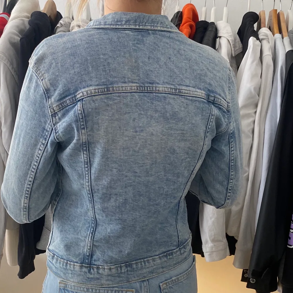 En snygg jeansjacka från h&m, sitter perfekt på mig som har 34/xs. Använd en gång. Jackor.