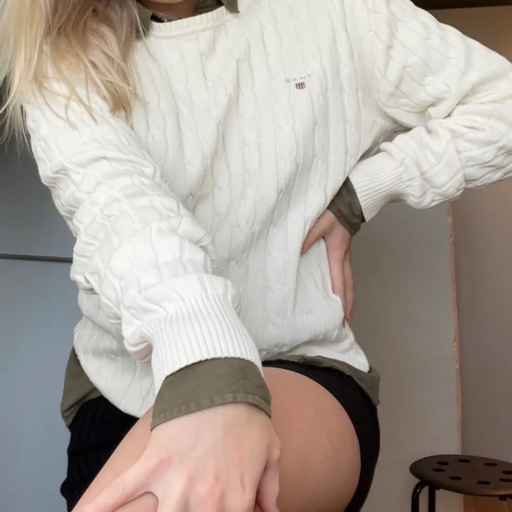 Krämvit ribbstickad ganttröja! Den är ju riktig najs nu till hösten, stor och mysig är den också så passar egentligen alla storlekar. Fits nice oversized ✌️ Den är i väldigt fint och välbevarat skick säljer för 450 + frakt 🥂. Neuleet.