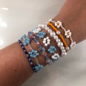 Pärlade armband - Säljer så fina armband som jag pärlat själv💜💜 Swipe för fler armband, kolla även mina andra annonser för andra smycken som ringar å halsband:) Pris för ett armband med bara små pärlor: 25kr, pris för ett med blandat små och stora pärlor: 30kr, pris för ett med blommor och små pärlor eller med sånt mönster som översta armbandet på andra bilden: 40kr, pris för ett med bara blommor: 50kr🥰 Kom gärna med egna önskemål på färg å design, frakt tillkommer på 13kr:)