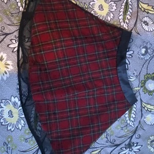 Kjol - Säljer denna kjolen som jag köpt på shock för några år sedan! Säljer för den är för stor på mig. Har knappast använt, den vara bara legat i garderoben. Den är i storlek S! Men eftersom jag är osäker och tycker den är stor ändå så tog jag en jämförelse bild på en XS kjol från HM! 😅