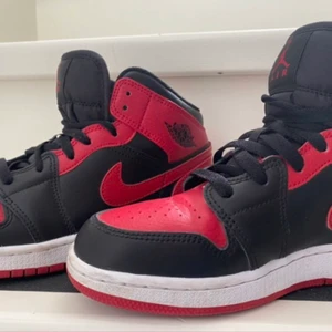 Air Jordan 1 Mid Banned  - Jordans i bra skick! Använda få gånger och säljs rena och fräscha!  Köparen står för frakten