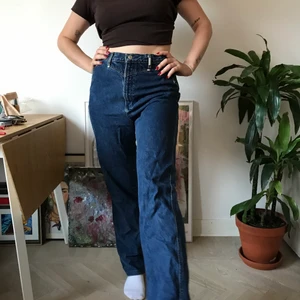 Jeans - Långa jeans med metall detaljer. Lite 60 tals vibe. Som nya!