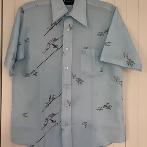 Blå skjorta  - Fin blå skjorta med fåglar på