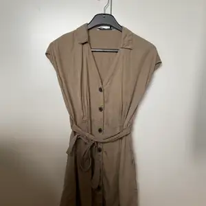 Olivgrön/khaki färgad klänning i storlek S, från Zara🤍