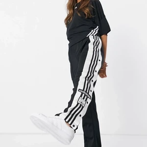 Adidas byxor - Köpta på junkyard för ett tag sen men använder inte längre! Köpte de för 800💘🤍