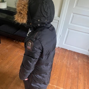 Parajumper vinterjacka - Parajumper jacka i fint skick. Använd en vinter. Köpt här på plick utan kvitto så kan ej garantera att den är äkta, därav priset. Storlek M, skulle säga att den passar både S,M,L beroende på hur man vill att den ska sitta. Vid snabb affär är priset förhandlingsbart. Fraktar!