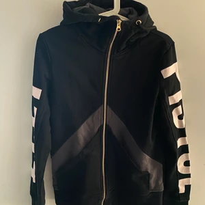 Elly pistol hoodie  - Knappt använd, väldigt fint skick. Nypris 749kr. Storlek S