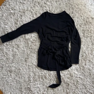 Svart klänning - Jätte mjuk och mysig klänning. Går att knyta runt midjan men bandet är även avtagbar.