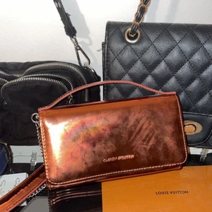 Carin Wester väska - Såå fin väska som dock inte kommit till användning. ( den är inte fläckig utan de är ljuset som reflekterar då den är metallic)