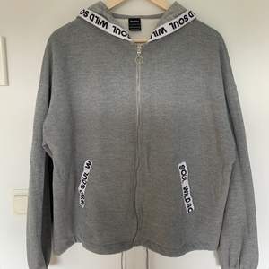 Supersnygg hoodie från Bershka i storlek M. Finns någon fläck inne i luvan med döljs när man har på sig den. Kan mötas upp i Gbg eller skicka (köparen står då för frakten)😇😇😇