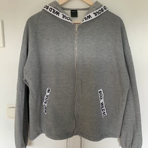 Hoodie - Supersnygg hoodie från Bershka i storlek M. Finns någon fläck inne i luvan med döljs när man har på sig den. Kan mötas upp i Gbg eller skicka (köparen står då för frakten)😇😇😇
