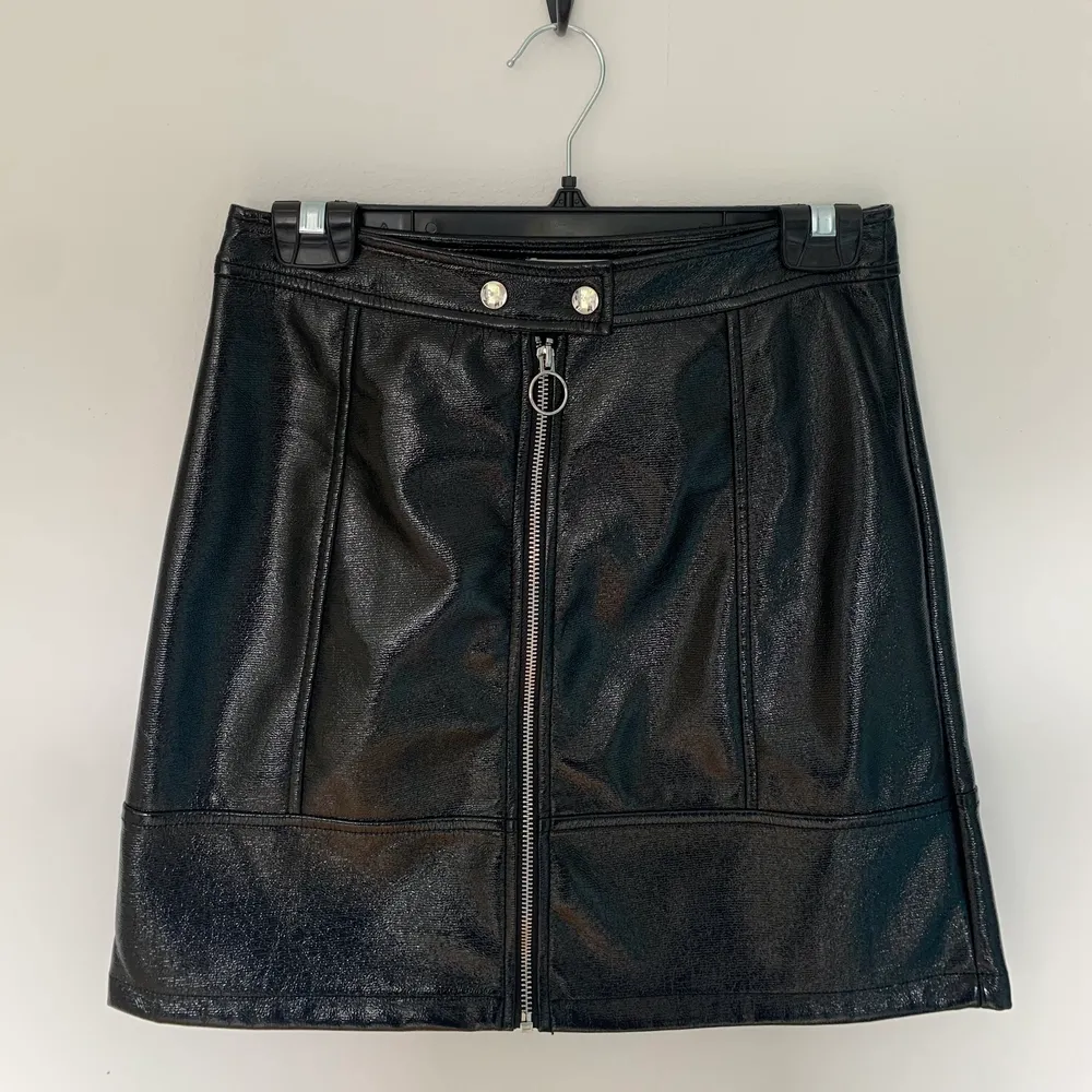 Supersnygg och varsamt använd kjol från Gina Tricot i storlek S. Kan mötas upp i Gbg eller skicka (köparen står då för frakten)😇😇. Kjolar.