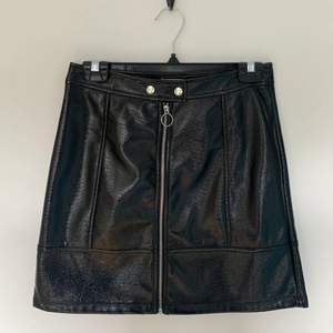 Supersnygg och varsamt använd kjol från Gina Tricot i storlek S. Kan mötas upp i Gbg eller skicka (köparen står då för frakten)😇😇