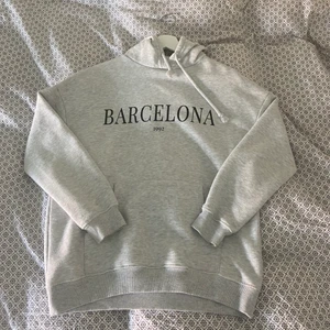 Snygg hoodie från Gina 🤍🤍 - Säljer då den inte kommer till användning 🤍 den är ifrån gina och finns inte kvar i butik eller på hemsidan! Den e lite oversized 🥰 