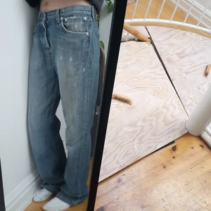 Levis jeans - Lågmidjade vintage levis jeans 31/34. Litet hål på ena vaden, se bild. Pris exklusive frakt