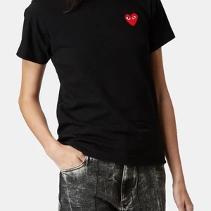 Commes des garcon - INTRESSEKOLL!!! Säljer vid bra bud. PLAY tshirt i svart som på bilden, använd ett fåtal gånger. Storlek M men mer som en S💗 köpt för 1000kr ca.