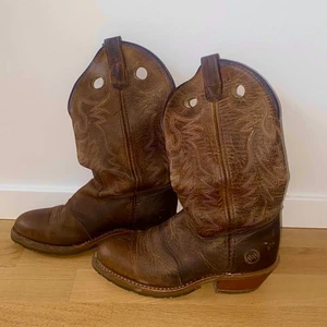 Cowboy boots (mer bilder läggs ut snart) - Säljer dessa cowboy boots. Använt skick därav priset, men de har inga större defekter. Storlek 6 1/2 som motsvarar typ 36/37. Väldigt snygga nu till hösten 🤩 frakt 66kr. 