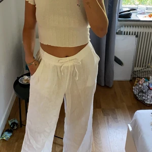 Linnebyxor - Vita linnebyxor från Gina, använts ett fåtal gånger, sälgs pga de inte riktigt sitter som jag vill ha de. Köpta i storlek M men pssst även storlek S beroende på önskad passform. 