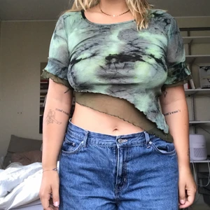 2000 mini mesh topp - Denna lilla tie-dye aktiga mesh toppen passar perfekt till en utekväll!! Grön/blå jord toner.🙌 Köpt denna andra hand (finns ett litet hål i mesh som ligger i understa lagret)  / den är för liten på mig så kommer sitta bättra på den som är 38/40 (jag är 42)