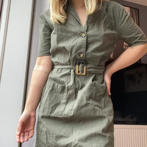 Mossgrön kort klänning strl S - Jättefint skick har typ aldrig använt den. Skulle behövas strykas dock. Jätteskönt material, passar till all tillfällen! 