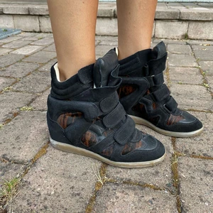 Isabel Marant skor - Isabel marant skor med ett unikt mönster, använda väldigt få gånger så i jätte bra skick! 