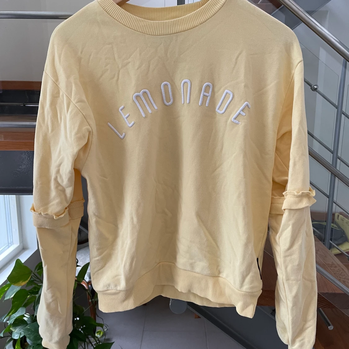 Pastellgul tjocktröja  - 90