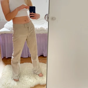 Manchesterbyxor  - Samma byxor som förra annonsen fast beiga. W:regular och modellen är straight⚡️budgivning om flera är intresserade✨