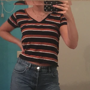 Randig t-shirt från zara - V-ringad tröja från zara med bruna, vita och svarta ränder. Använd fåtal gånger så den är i bra skick!🌟