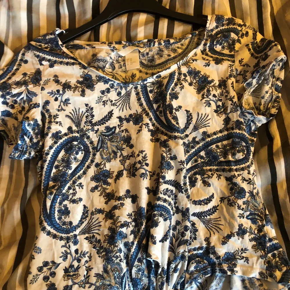 Ett väldigt använd fin magtröja. Jag bävande den som mest 2019 i Grekland, har väldigt mkt minnen med denna tröja💗 säljer billigt pga åldern och slitet heten💓. T-paidat.