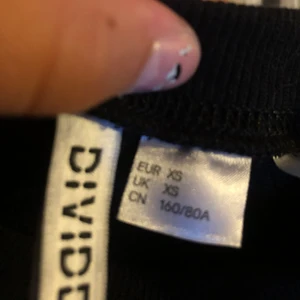 Fin musse pigg tröja🤍 - Köpte fel storlek hahah, den var p rea så gick ej att lämna tbx😆 jätte fin skick HELT oanvänd💓 ord pris 60kr