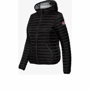 Colmar jacka dam - Säljer denna alldeles nya colmar jacka i svart. Är ute efter en annan jacka och känner därför att jag kan sälja denna vidare. Har bara testat den på mig en gång och den har absolut inte defekter eller något alls! Skriv gärna vad ni hade kunnat lägga för bud