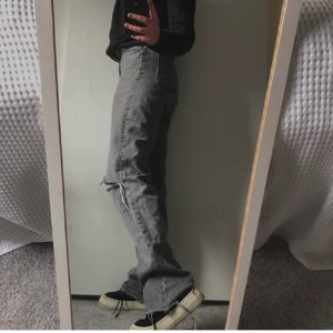 ZARA JEANS - Zaras populära full length jeans. Grå med hål. Så snygga jeans men tyvärr passar dom inte mig. Passar dig som är 160-170 ca. Jättefint skick dessutom!🤍🤍