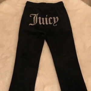 Juicy byxor Xs - säljer mina snygga juicy byxor som ja köpte för 900kr men säljer för 750-700kr! Använt några gånger men d känns som ny💗