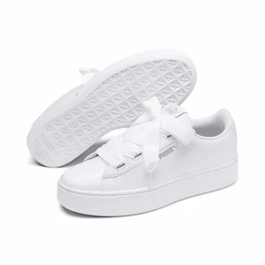 Puma skor - Vita, glasiga puma skor med siden skosnören. Köpt för 1059kr. Använd fåtal gånger. Storlek 39. Skriv för mer information eller bilder ☺️