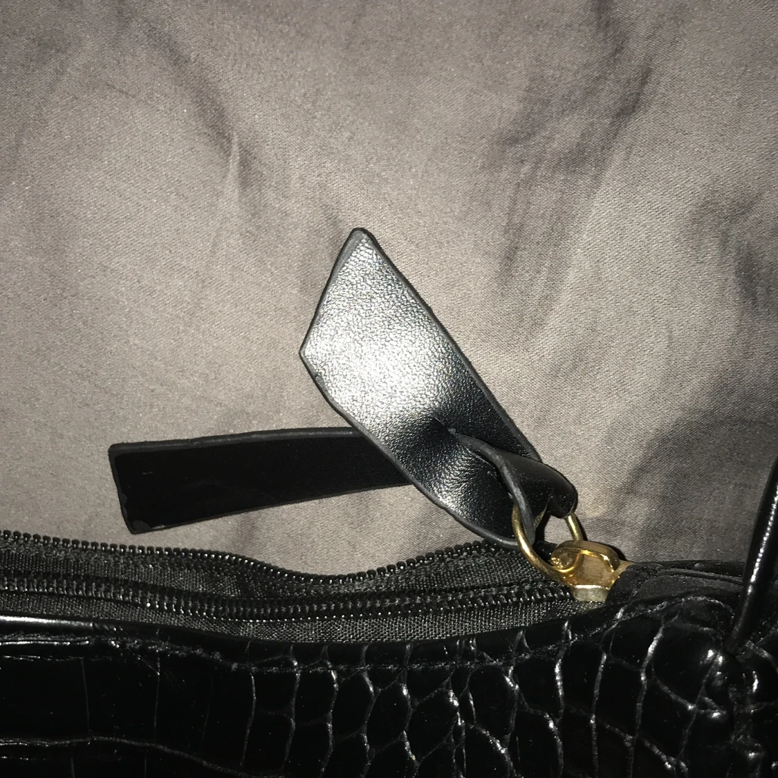 En svart axelväska  - 91