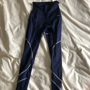 Träningstights Rönnisch - Träningstights från Rönnisch i fin blå färg. 