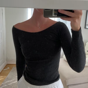 Mörkgrå långärmad topp - använd men bra skick, tight