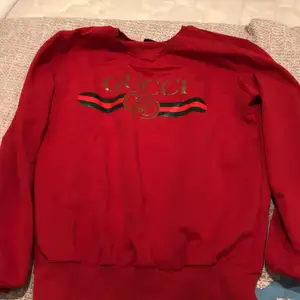 Röd och varm Gucci tröja storlek XS passar som S. Helt ny 