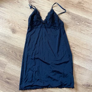 Nattlinne / klänning - Ett så himla gulligt nattlinne som jag använt som klänning på sommaren 🦋 i satin material. Från H&M storlek XS, fint skick!