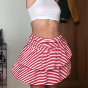 Randig kjol - Söt randig volangkjol i strl 164, passar upp till M skulle jag säga då den är ganska stor. Frakt: 48kr❤️