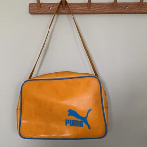 Retro Puma väska 70-tal vintage - Fint skick. Storlek 30 cm x 25 cm x 10 cm