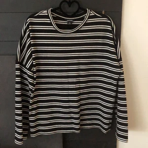 Randig tröja - En randig långärmad från monki. Ganska oversized men väldigt skön. Knappt använd. 